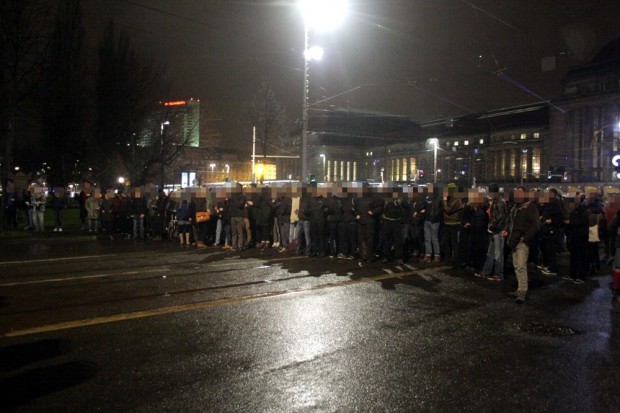 Gegendemonstranten versperren auf der Goethestraße den Weg der rund 150 Legida-Anhänger zum Hauptbahnhof. Foto: L-IZ.de