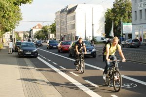 Immer wieder gern diskutiert: die Radfahrstreifen auf der Georg-Schumann-Straße. Foto: Ralf Julke