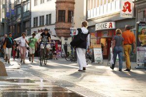 Fußgänger und Radfahrer auf der Grimmaischen Straße in Leipzig. Foto: Ralf Julke