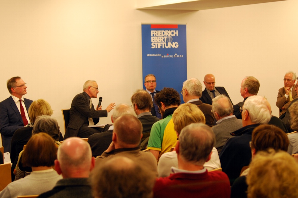 Auf dem Podium (v.l.n.r.) Stephan Raue (Chefredakteur MDR, Trimediales), Dr. Everhard Holtmann (vom Zentrum für Sozialforschung Halle/Saale), Wolfgang Brinkschulte (Moderation, MDR), André Böhmer (stellv. Chefredakteur LVZ) und Christian Wolff (ehem. Pfarrer der Thomaskirche).