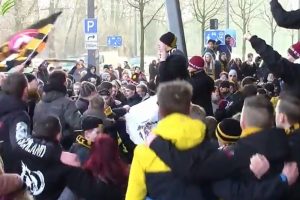 Dynamo-Fans versammeln sich vor den verschlossenen Stadiontoren. Quelle: Heimspiel Fanmagazin