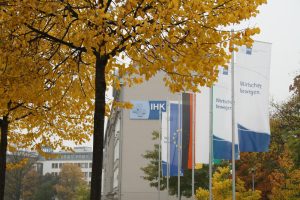 Der Sitz der IHK zu Leipzig mal im herbstlichen Blätterschmuck. Foto: Ralf Julke