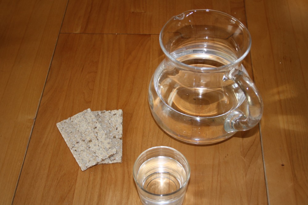Wasser und Knäckebrot. Foto: Ernst-Ulrich Kneitschel