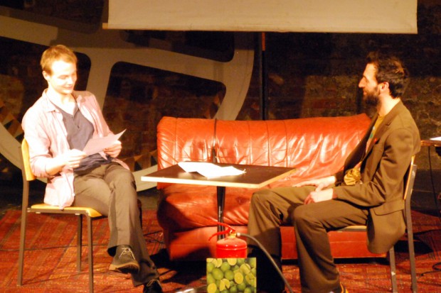 Uwe Brückner auf der Bühne beim Jobcenter. Foto: L-IZ.de