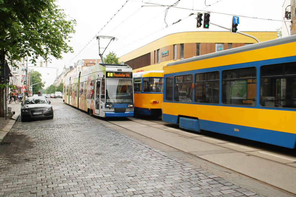 Straßenbahnen in der Könneritzstraße. Foto: Ralf Julke