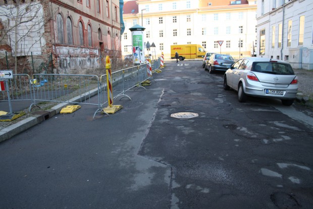 Blick durch die Laubestraße zur Georg-Schumann-Straße - links verrottet die "Goldene Krone". Foto: Ralf Julke