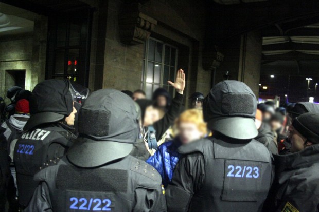 Legida-Anhänger später am Hauptbahnhof Leipzig. Reichlich aufgeheizte Stimmung, anschließend wurden die Personalien festgestellt. Foto: L-IZ.de