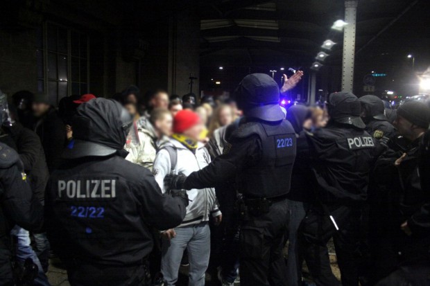 Legida am Hauptbahnhof. Schwer bedrängt aber auch sie selbst müssen zurückgehalten werden. Foto: L-IZ.de