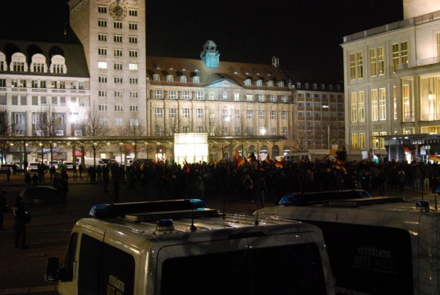 Legida am 16. Februar auf dem Augustusplatz um 20 Uhr. 750 Teilnehmer. Foto: L-IZ.de