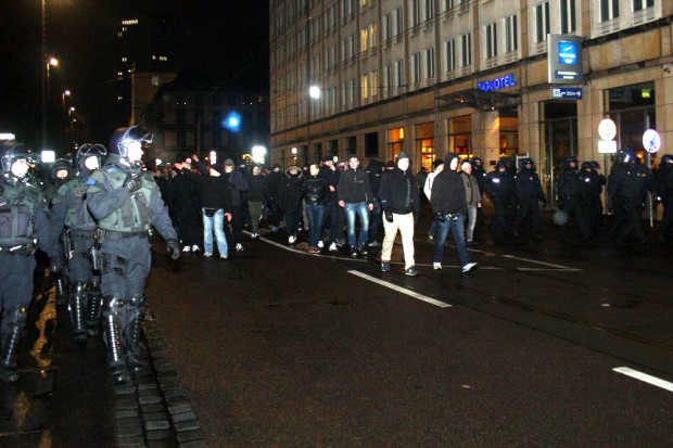 9. Februar 2015: Legida-Anhänger laufen am 9. Februar zum Hauptbahnhof zurück. Ohne Demonstration aber attackiert von allen Seiten und bewacht durch die Polizei. Nach vorher friedlichen Protesten kommt es zu Gewalt. Foto: L-IZ.de