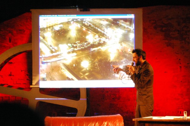 Legida-Das Original bringt schon am 23. Februar mehr Menschen auf den Augustusplatz als "Legida" (Das Plagiat) vor der Oper. Moderator Uwe Brückner zeigt die realen Verhältnisse in Leipzig anhand der Luftbilder. Foto: L-IZ.de