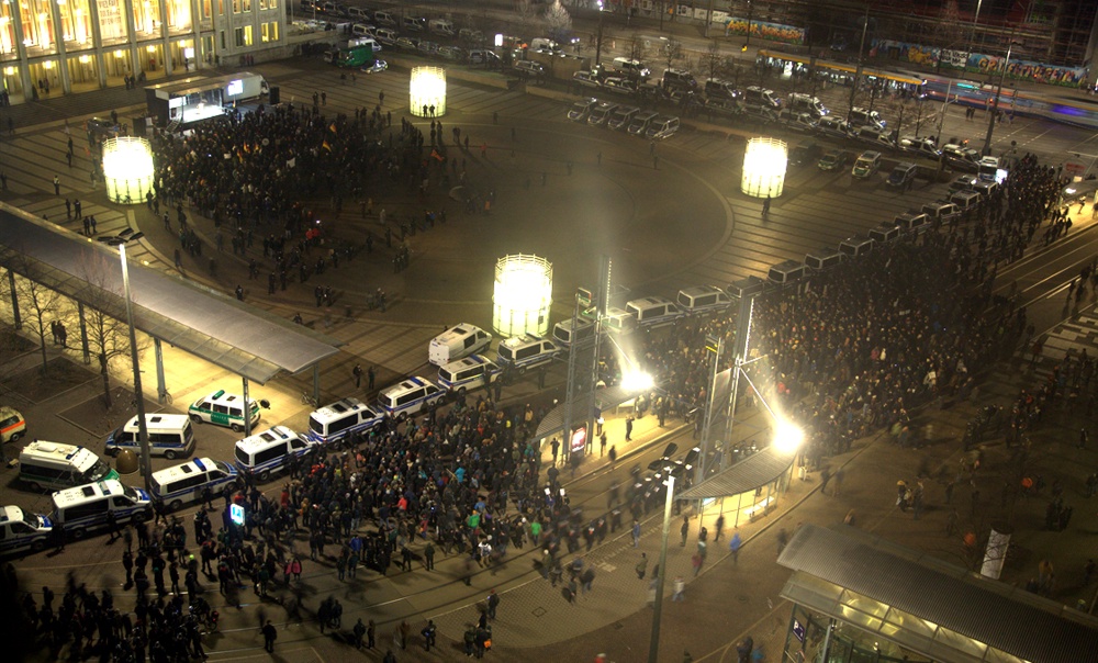 Deutlich zurückgegangenes Interesse auf dem Augustusplatz. Ein erstes Luftbild zeigt den Rückgang auf beiden Seiten der Demonstrationen (Start um 19 Uhr). Foto: Marcel Sarközi