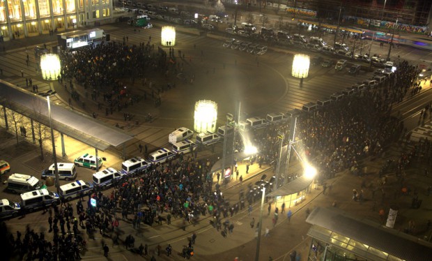 Luftbild von beiden Versammlungen zum vergrรถรern. Etwa die doppelte Anzahl Gegendemonstranten ab 19 Uhr und wรคhrend der gesamten Veranstaltungen am heutigen 16. Februar in Leipzig. Foto: Marcel Zarkรถzi