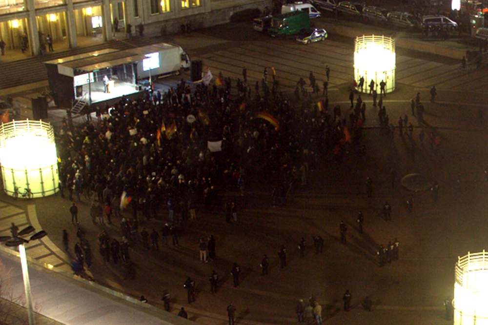 Legida-Demonstration am 16. Februar 2015. Zirka 20 Uhr. Das Bild bleibt unverändert. Foto: Marcel Sarközi