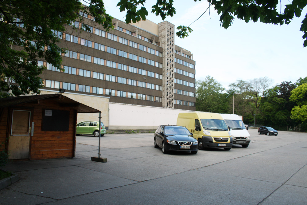 Parkplatz und das noch von der Stadtverwaltung genutzte Gebäude auf dem Matthäikirchhof. Foto: Ralf Julke