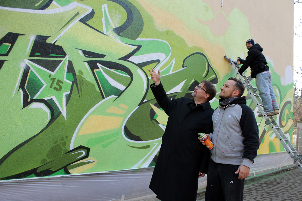 Bürgermeister Jens Spiske (li) ist begeistert von der Optik des Mehrgenerationenhauses. Foto: Stadt Markranstädt