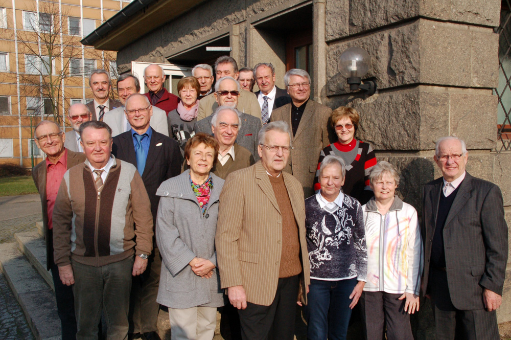 Fröhliche Atmosphäre mit einer Portion Wehmut: Rund 20 ehemalige Mitarbeiter der Fakultät Maschinenbau und Energietechnik trafen sich am 17. Februar 2015 an ihrem früheren Arbeitsplatz. Zum vermutlich letzten Mal – denn die Fakultät zieht von Markkleeberg an ihren neuen Standort am HTWK-Campus im Leipziger Süden. Quelle: HTWK Leipzig
