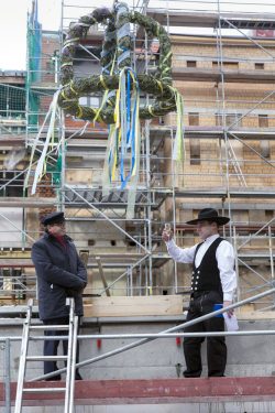Prof. Ulf Schirmer (Intendant und Generalmusikdirektor Oper Leipzig) & Enrico Igel (Zimmermann). Foto: Oper Leipzig