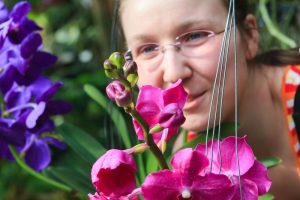 Gärtnerin Janet Klinger bereitet die Orchideenschau im Botanischen Garten vor. Foto: Swen Reichhold/Universität Leipzig