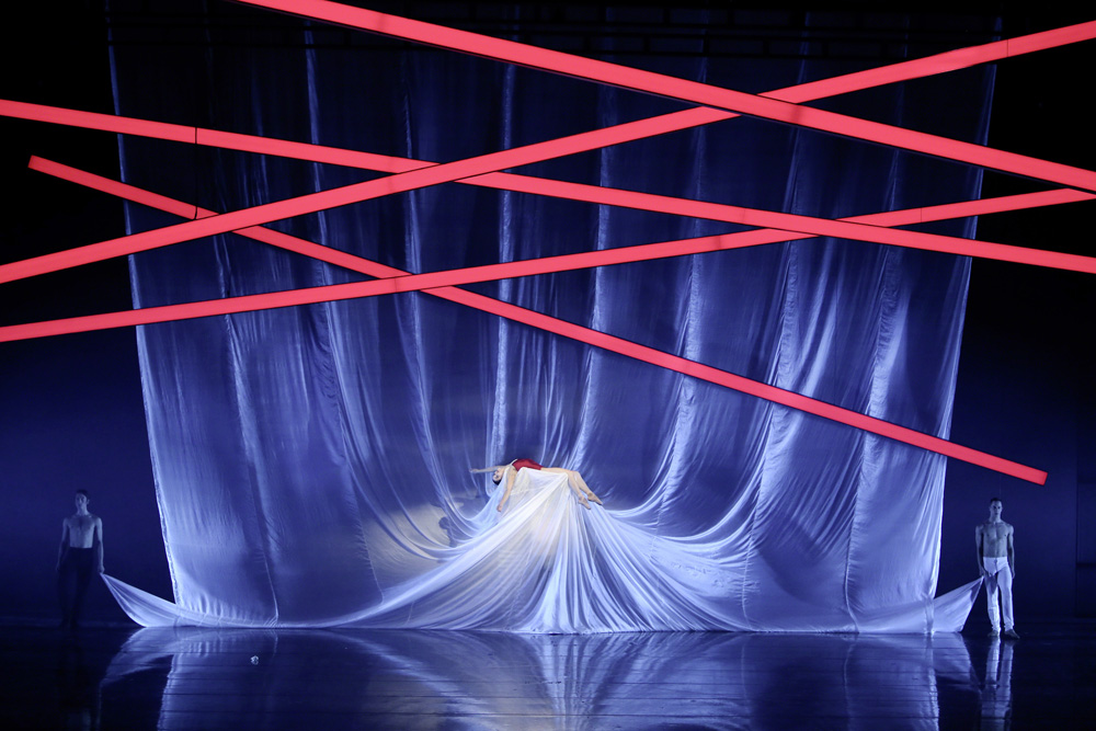 Premiere Othello: Nikolaus Tudorin (Othello der Politiker), Laura Costa Chaud (Desdemona ) & Tyler Galster (Othello der Empfindsame). Foto: Ida Zenna