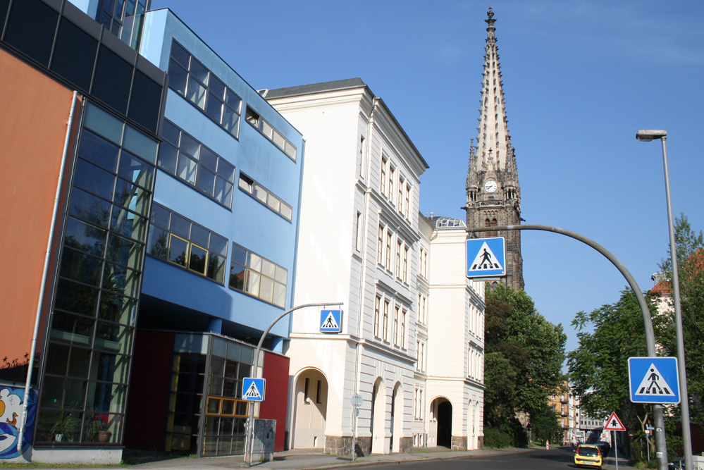 Die Peterskirche mit dem Evangelische Schulzentrum in Leipzig. Foto: Ralf Julke