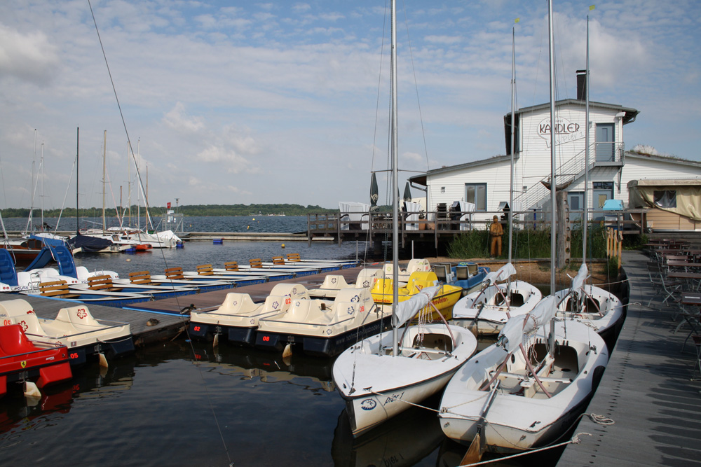 Noch dominieren Segelboote und Tretboote am Pier 1 am Cospudener See. Foto: Ralf Julke