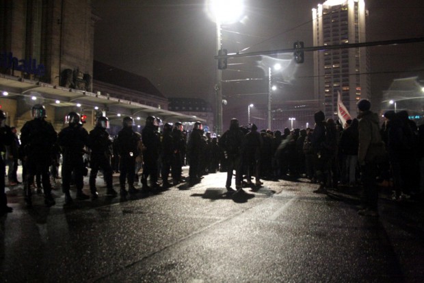 Polizeibeamte und Gegendemo am Hauptbahnhof Leipzig. Foto: L-IZ.de