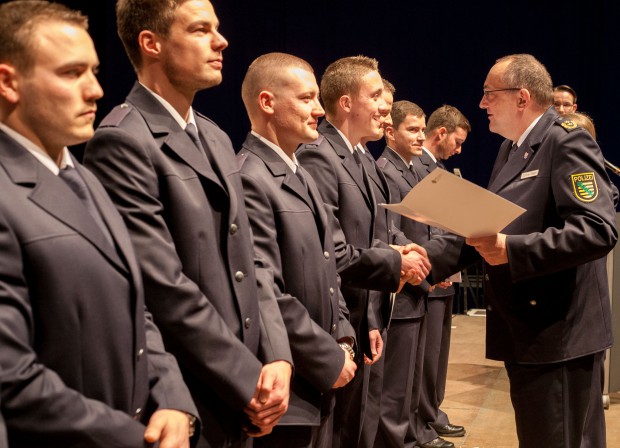 Der Görlitzer Polizeipräsident Conny Stiehl überreicht seinen künftigen Kollegen ihre Ernennungsurkunden. Foto: Bereitschaftspolizei Sachsen