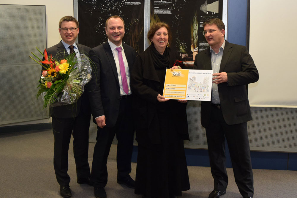 Foto: v.l.n.r. - Andreas Woda (Leipziger Volksbank), Dr. Dirk Orlamünder (Sächsisches Staatsministerium für Wirtschaft, Arbeit und Verkehr), Bürgermeisterin Dorothee Dubrau und Karl-Heinz König (MK Illumination Handels GmbH) bei der Preisübergabe. Foto: Leipziger Volksbank