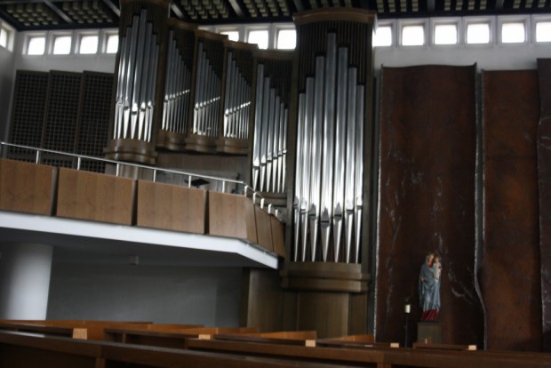 Blick auf die Orgel, die 10 Jahre nach dem Bau der Kirche eingefügt werden konnte. Foto: Ernst-Ulrich Kneitschel