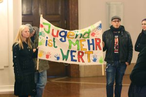 Einer der vielen Vereinsproteste zu Leipziger Stadtratssitzungen - hier ist es der Bereich Jugendhilfe. Foto: Sebastian Beyer