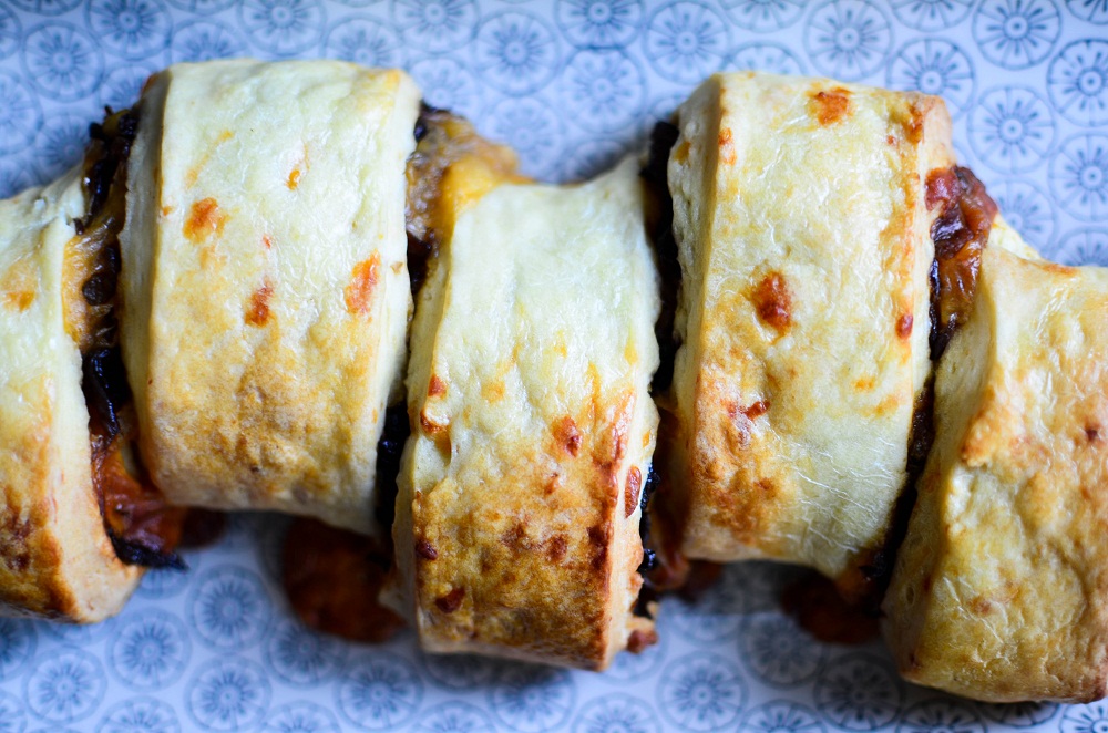 Pull-apart-Brot mit karamellisierten Zwiebeln und Cheddar. Foto: Maike Klose