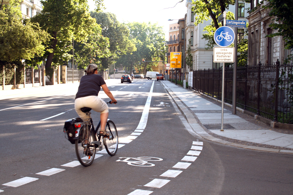 Radfahrerin in der Emil-Fuchs-Straße. Foto: Ralf Julke