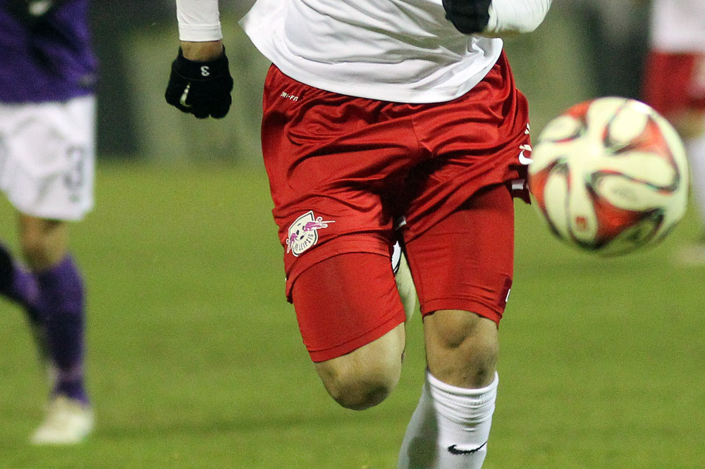 Beim Gastspiel gegen Aue flog nicht nur der Fußball. Foto: GEPA-Pictures (Ausschnitt)