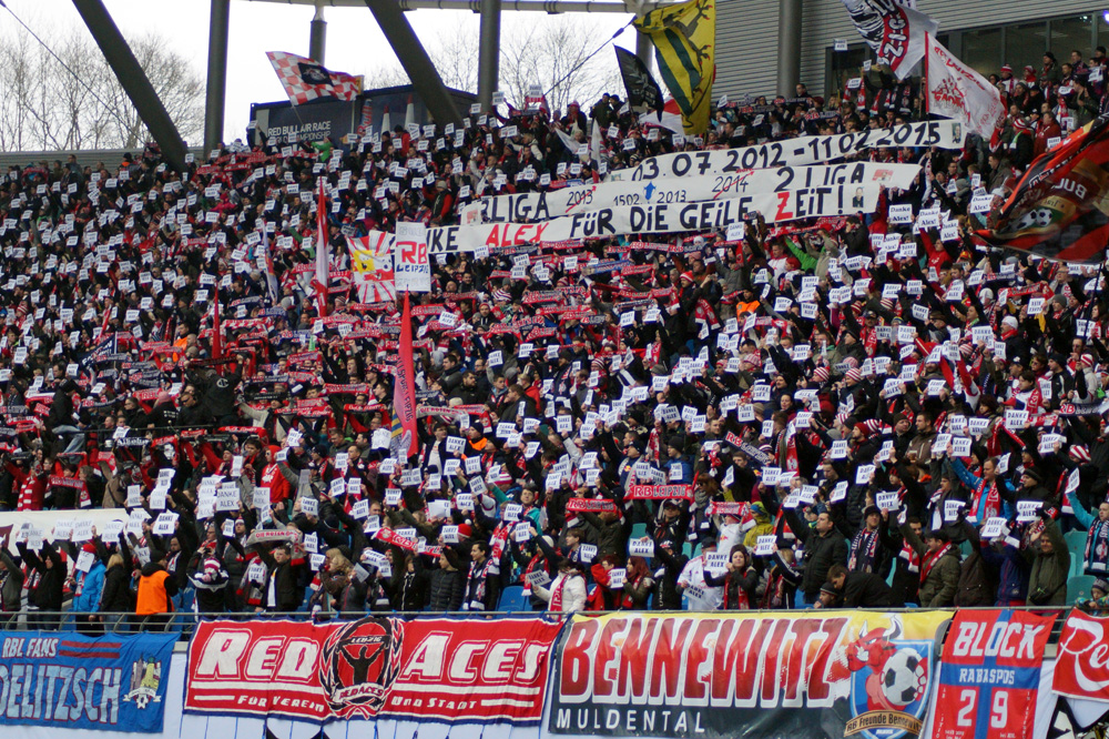 Eine spontane Choreo für Alexander Zorniger. Foto: Henriette Fröhlich