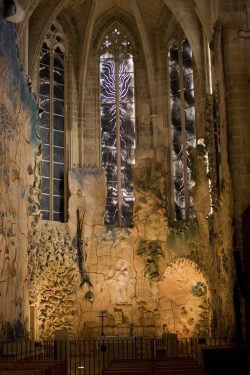 Leicht surreal wirkt die maritim gestaltete Seitenkapelle. Foto: Sebastian Beyer