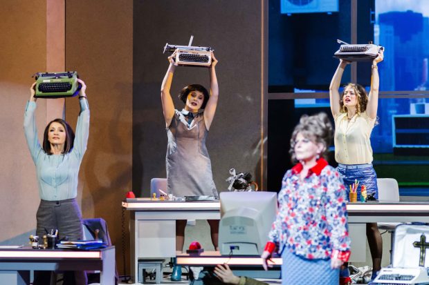 Der erfolglose Wiederbelebungsversuch an einer defekten Schreibmaschine: Angela Mehling, Heike Fischer, Nora Lentner & Sabine Töpfer. Foto: Kirsten Nijhof