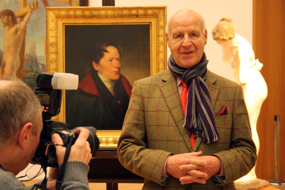 Geburtstagskind im Mittelpunkt: Wolf Dietrich Speck von Sternburgb und - im Hintergrund - der Sammlungsgründer Maximilian Speck von Sternburg. Foto: Ralf Julke