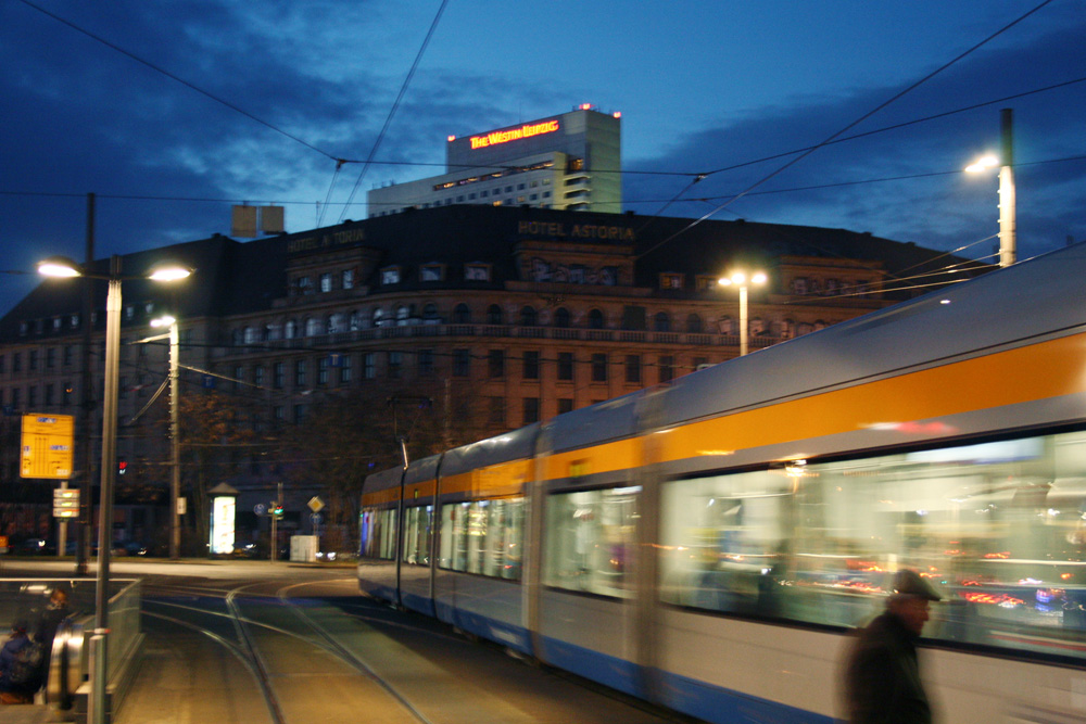 Straßenbahn am Hauptbahnhof: Auch in den Tagesrandzeiten werden Bahnen und Busse immer voller. Foto: Ralf Julke
