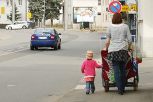 Ab ins Freie: Tagesmutter in Dölitz unterwegs mit ihren Schützlingen. Foto: Ralf Julke