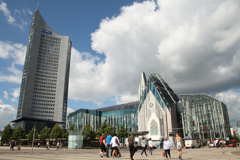 Augustusplatz mit City-Hochhaus und dem Neubau der Universität Leipzig. Foto: Ralf Julke