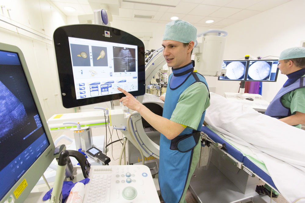 Assistenzarzt Frank Berger ( li.) und Dr. Tim Häfner bei einer Behandlung mit den neuen Anlagen in der Urologie am Universitätsklinikum Leipzig. Foto: Stefan Straube/UKL