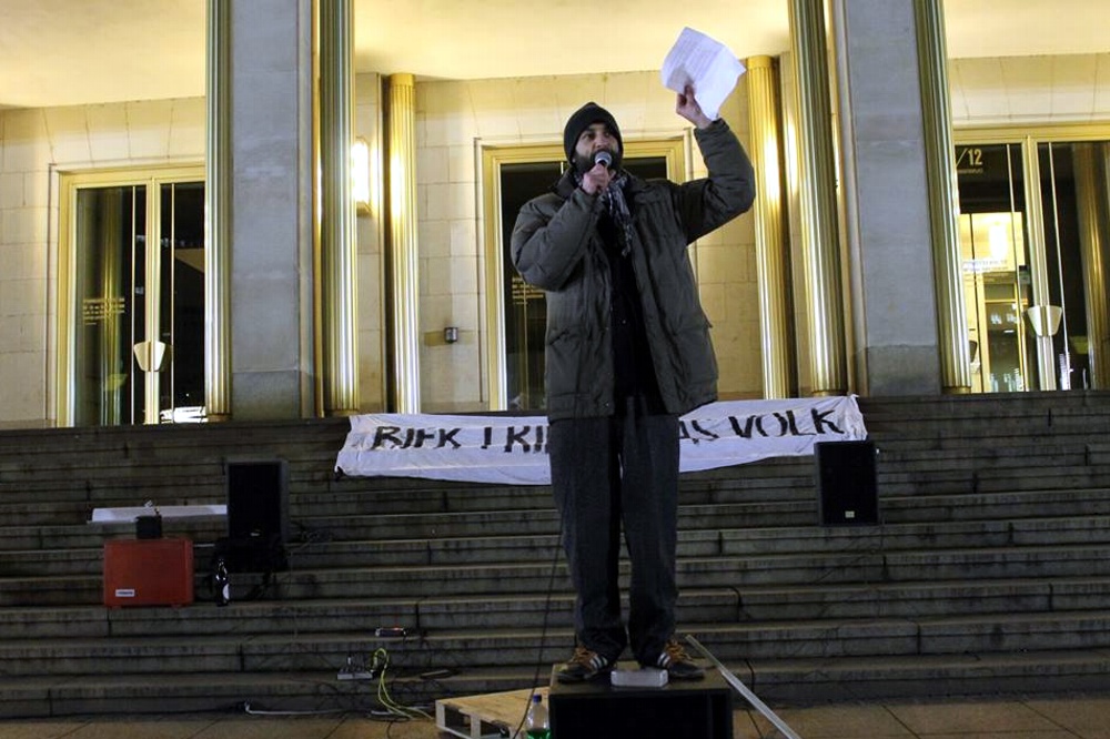 Uwe Brückner (Die Partei) hier bei seiner Ansprache am vergangenen Montag - als Redner auch am 9. Februar erwartet. Foto: Andreas Bernatschek