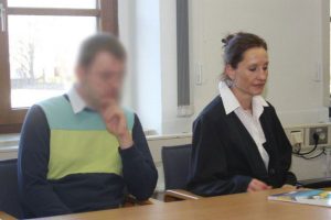 Marko O. auf der Anklagebank neben Strafverteidigerin Annette Clement-Sternberger. Foto: Alexander Böhm