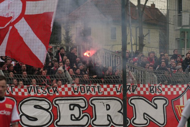 FC Union Berlin Fan mit Bengalischem Feuer