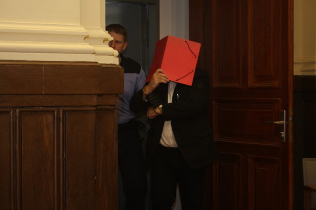 Heinz-Dieter D. wird aus U-Haft in den Saal geführt. Foto: Alexander Böhm