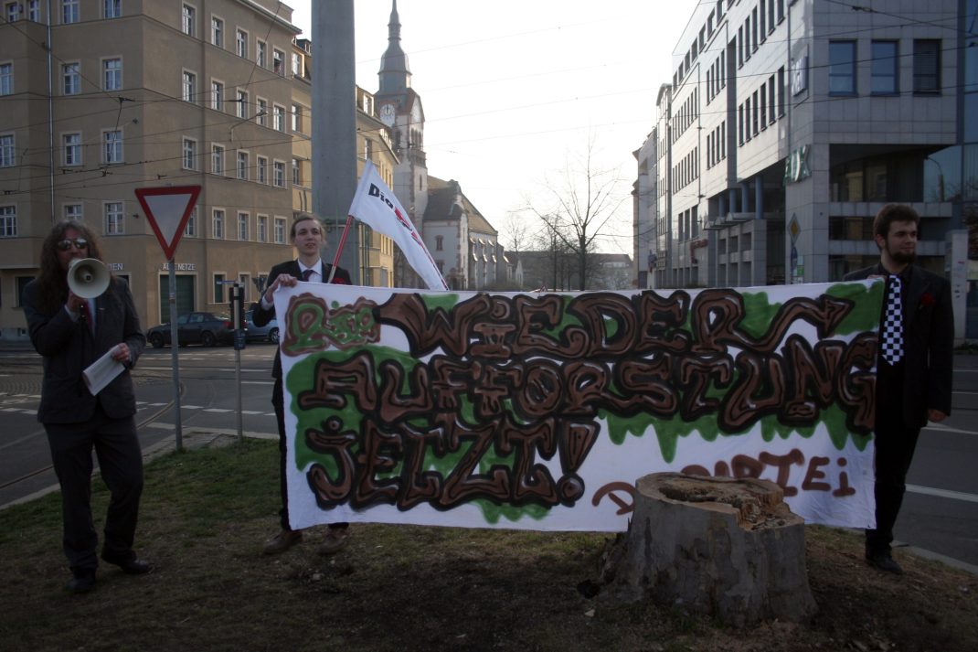 Partei "Die Partei" fordert: "Wiederaufforstung jetzt". Foto: Alexander Böhm