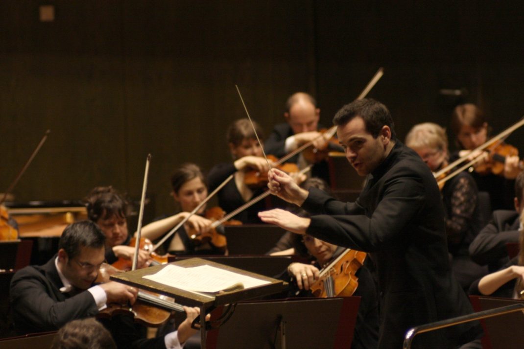 Dirigent Lionel Bringuier. Foto: Alexander Böhm