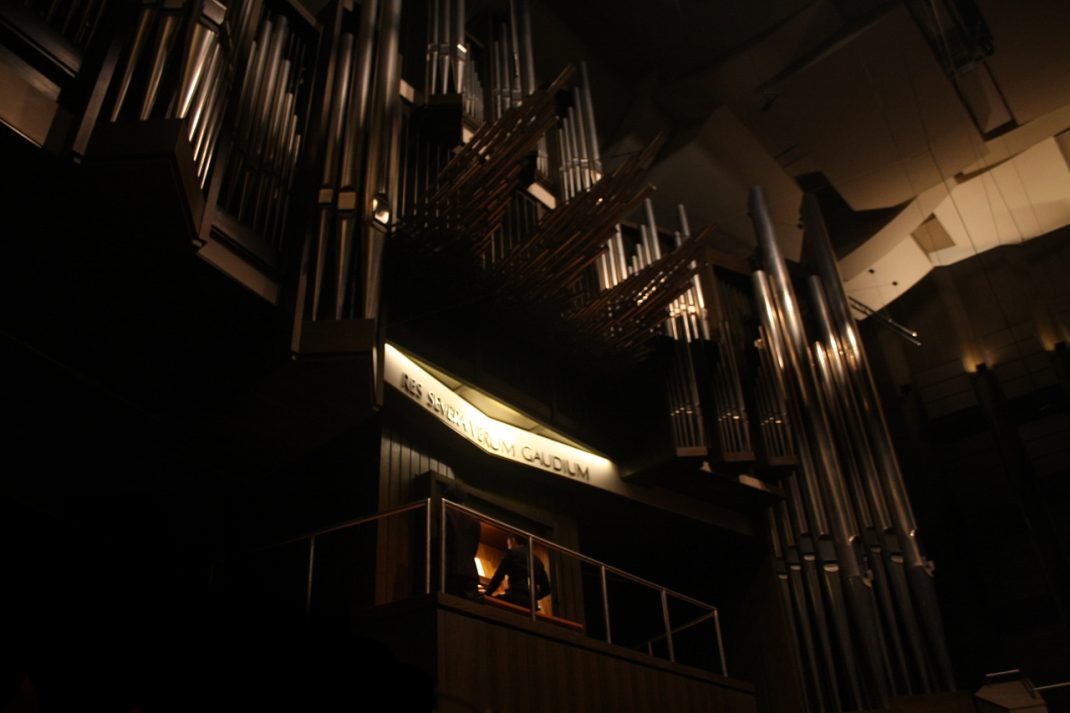 Juan de la Rubia an der Gewandhausorgel. Foto: Alexander Böhm