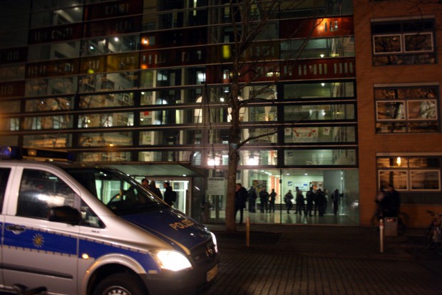 Am Freitag geht es dann nicht mehr ohne Polizei. Einsatz am geisteswissenschaftliche Zentrum der Universität Leipzig. Foto: Alexander Böhm